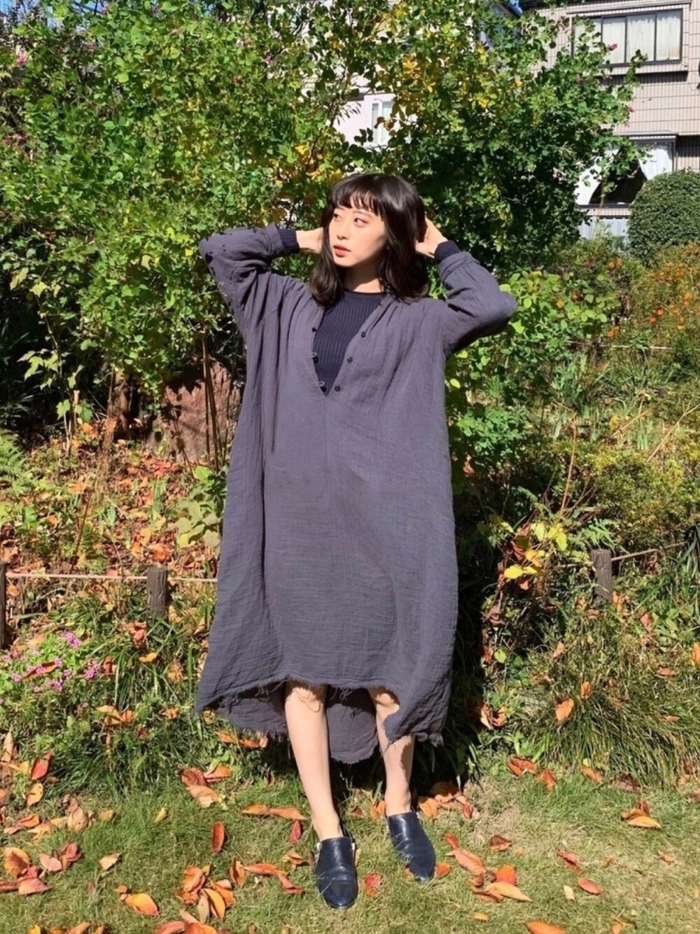 「秋のコーデ、カジュアルコーデ、大人カジュアル、秋服、お洒落さんとつながりたい、ワンピース、ビッグシルエット、きれいめカジュアル、ootd、かわいい」｜「BLACK CRANEのアイテム（ワンピース/ドレス、パープル系）」を使った、sedoxmayaさん（レディース・162cm）の秋コーディネートの1枚目の写真