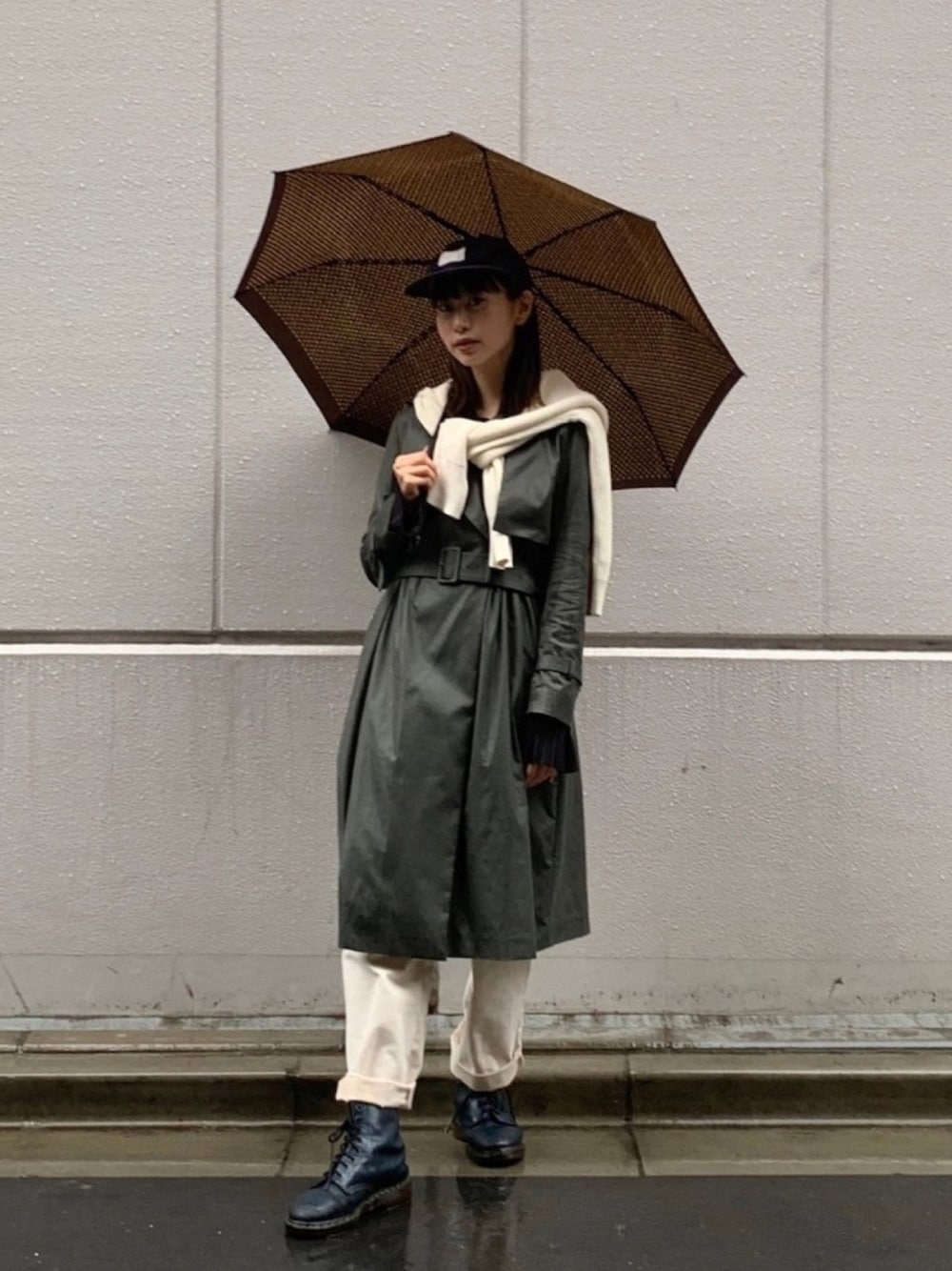 「秋冬コーデ、大人コーデ、大人カジュアル、今日のコーデ、メンズライク、ストリート、きれいめカジュアル、ootd、ブーツ、雨の日コーデ」｜「LOUIS VUITTONのアイテム（長傘、ブラウン系）」を使った、sedoxmayaさん（レディース・162cm）の秋コーディネートの1枚目の写真