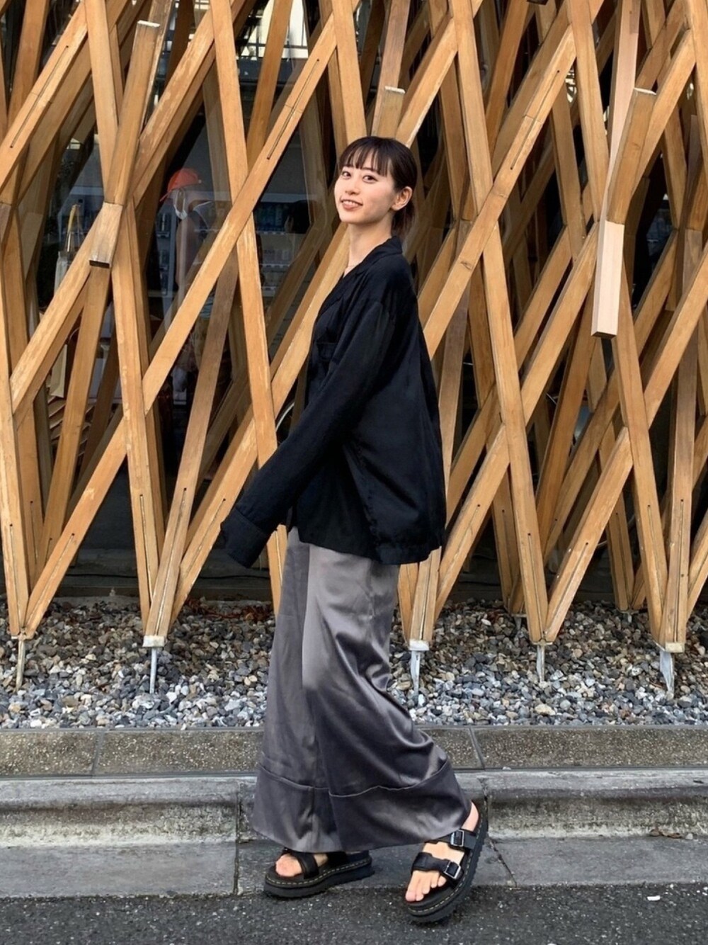 「秋コーデ、大人カジュアル、お洒落さんとつながりたい、パジャマシャツ、今日のコーデ、ootd、オーバーサイズ、ストリートMIX、ストリート、メンズライク」｜「TOTEMEのアイテム（シャツ/ブラウス、ブラック系）」を使った、sedoxmayaさん（レディース・162cm）の秋コーディネートの1枚目の写真