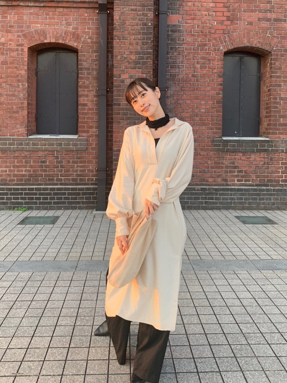 「シンプルコーデ、大人コーデ、秋コーデ、秋のカフェオレコーデ、ワントーンコーデ、モノトーンコーデ、きれいめカジュアル、ワンピース、今日のコーデ、ootd」｜「TOTEMEのアイテム（ワンピース/ドレス、ベージュ系）」を使った、sedoxmayaさん（レディース・162cm）の秋コーディネートの1枚目の写真