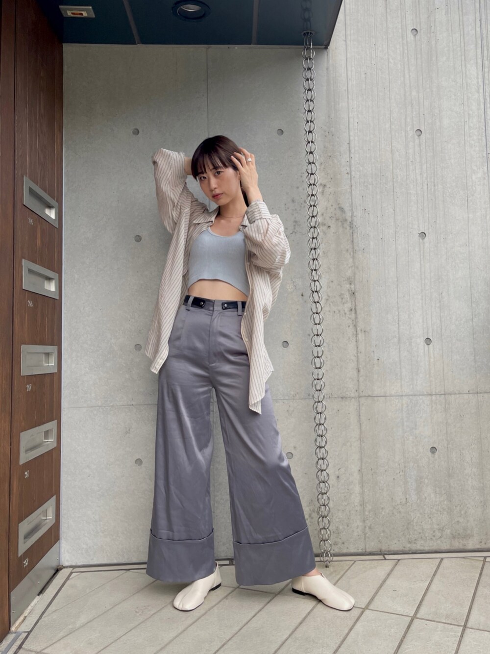 「大人コーデ、ラフコーデ、春コーデ、オトナ女子、パンツスタイル、夏コーデ、オトナカジュアル、シャツ/ブラウス、ユニクロ、ユニクロコーデ」｜「GREYHOUNDのアイテム（パンツ、グレー系）」を使った、sedoxmayaさん（レディース・162cm）の春コーディネートの1枚目の写真
