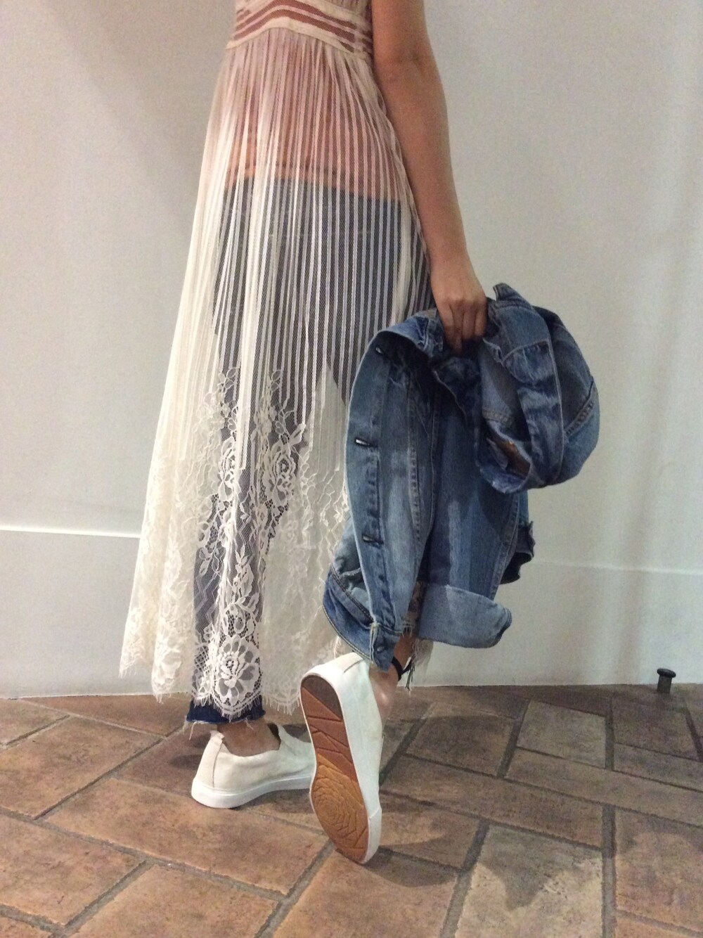 「denim、レースワンピース、spring」｜「goaのBasic long キャミソール（キャミソール、オレンジ系）」を使った、hamiさん（レディース・159cm）の春コーディネートの1枚目の写真