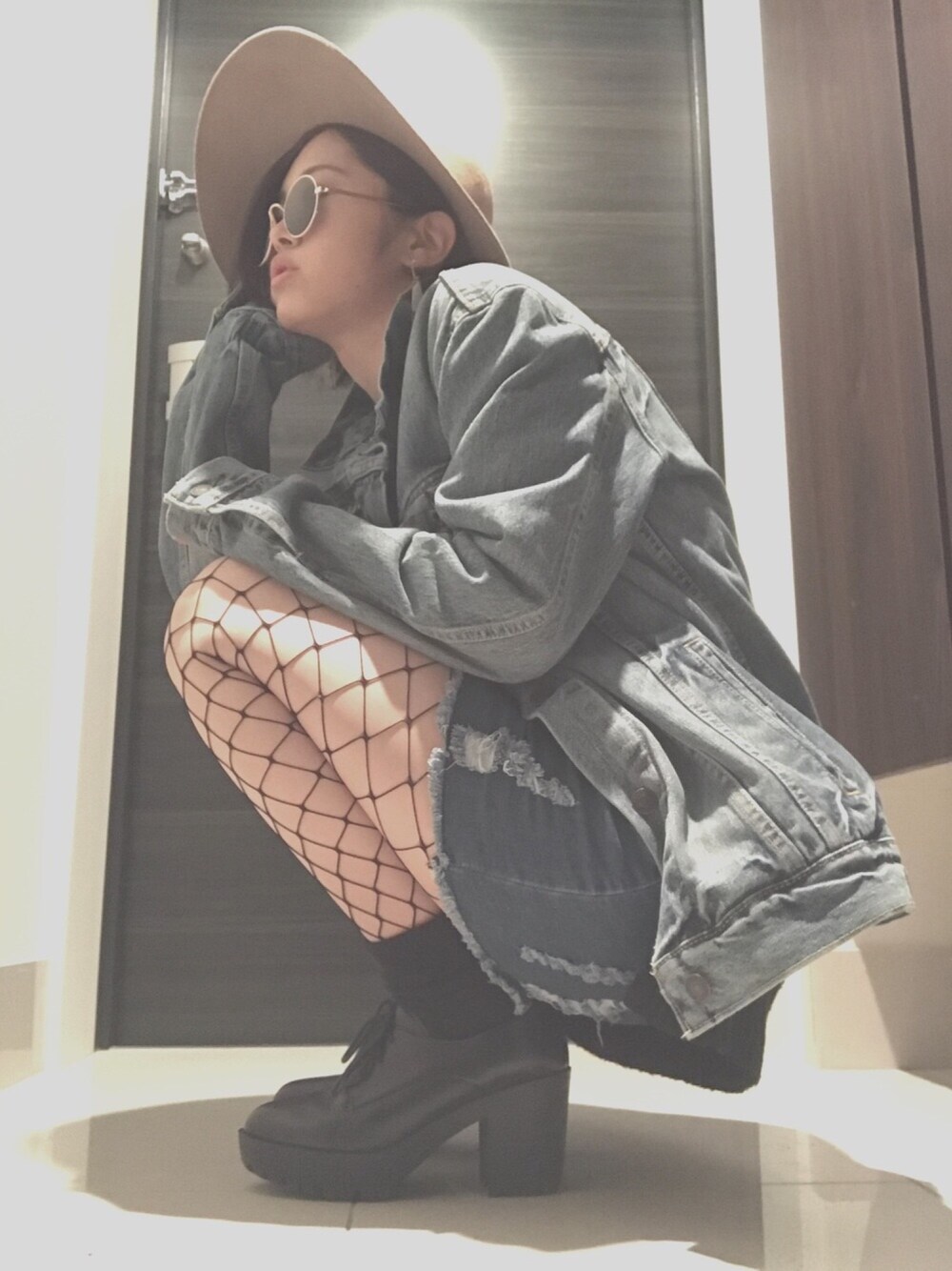 「網タイツ、網タイツ×デニム」｜「Levi'sの【Levi's】トラッカージャケット（デニムジャケット、ブルー系）」を使った、hamiさん（レディース・159cm）の春コーディネートの1枚目の写真