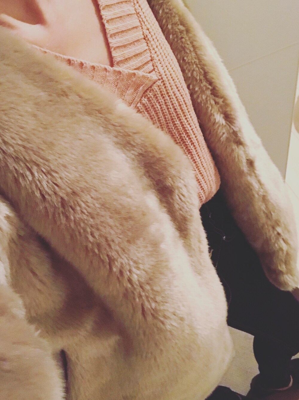 ベージュ系のその他アウター、ピンク系のニット/セーター、ブルー系のデニムパンツを着用したレディースの秋コーディネートの1枚目の写真