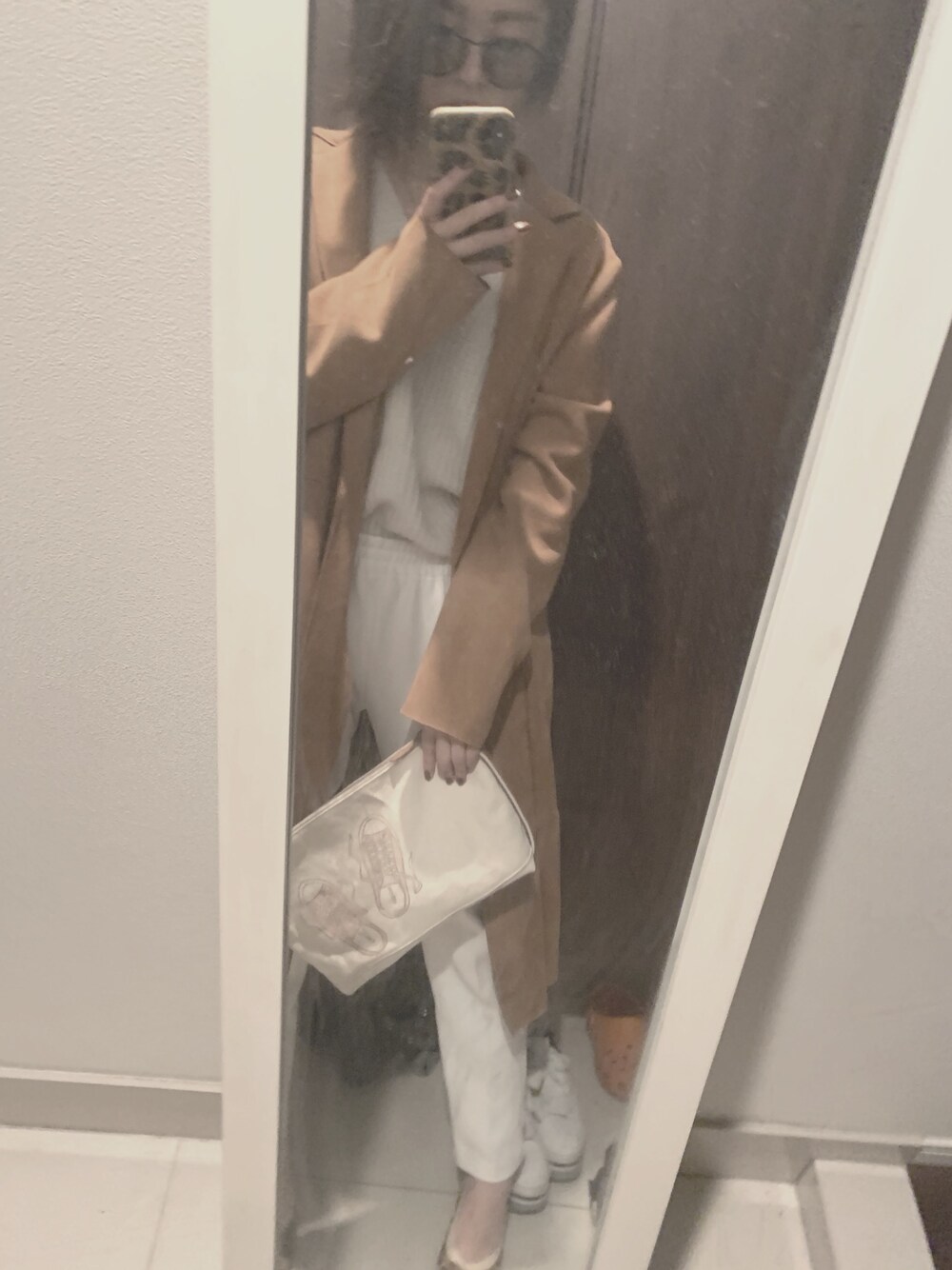 ホワイト系のニット/セーター、ホワイト系のチノパンツ、ブラウン系のジャケット/アウターを着用したレディースの冬コーディネートの1枚目の写真