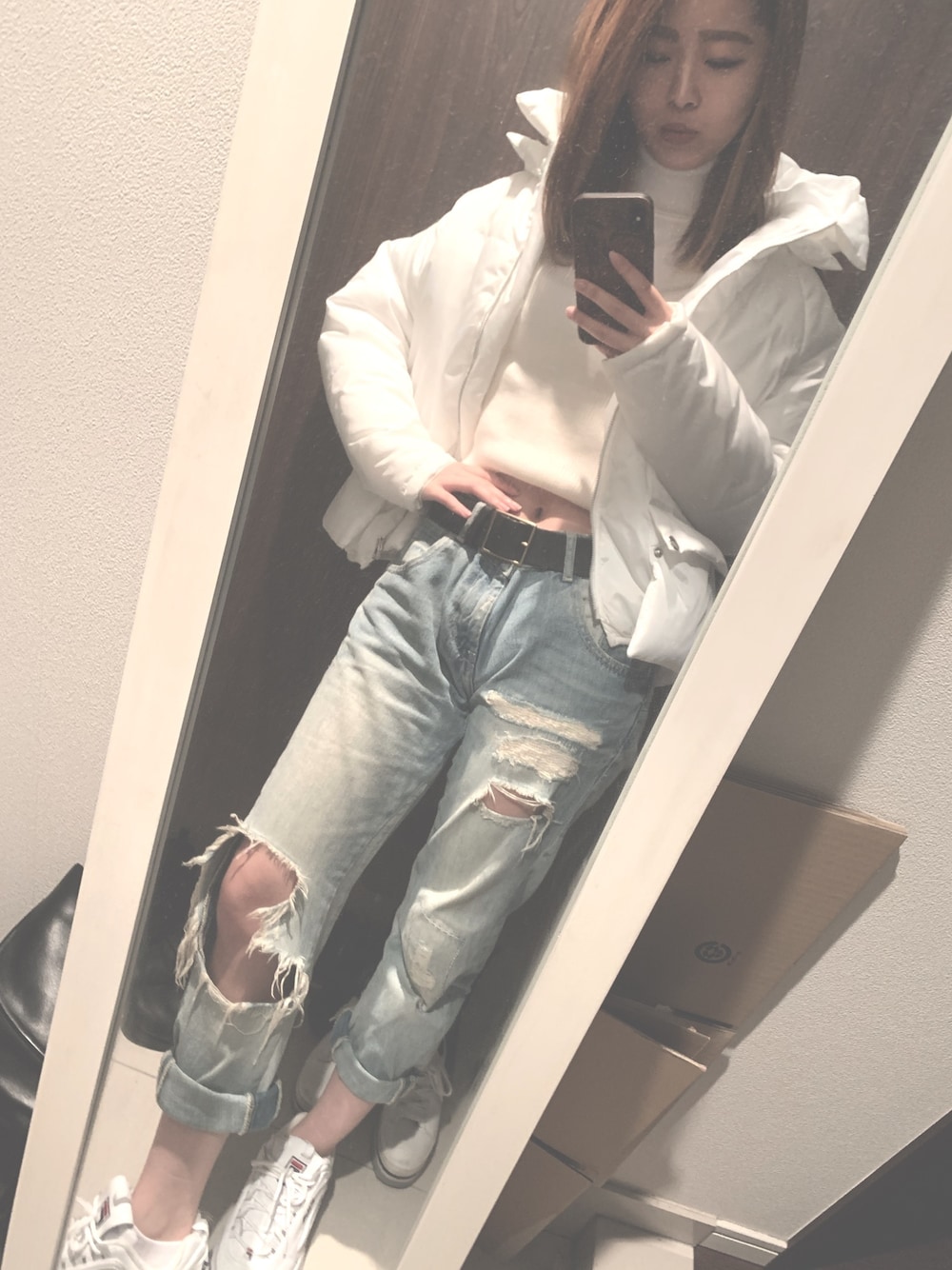 「白×デニム、白トップス、冬コーデ、ダメージデニムパンツ、スニーカーコーデ」｜「GUのアイテム（ニット/セーター、ホワイト系）」を使った、hamiさん（レディース・158cm）の冬コーディネートの1枚目の写真