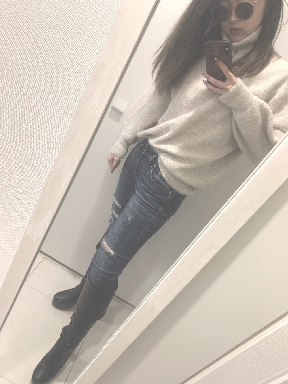 「シンプルコーデ、ロングブーツ、ニット、デニムパンツ、リメイクデニム、リメイクジーンズ」｜「H&MのH&M - ハイカラーセーター - ホワイト（ニット/セーター、ホワイト系）」を使った、hamiさん（レディース・158cm）の冬コーディネートの1枚目の写真