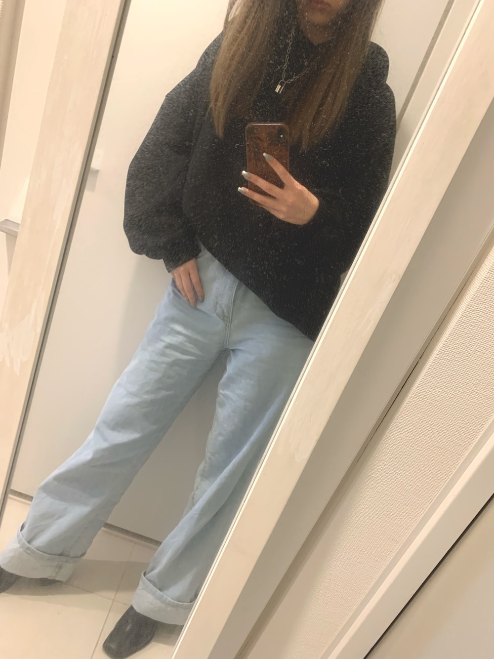 「黒パーカー、デニムパンツ、黒×デニム、シンプルコーデ、スクエアトゥ、シルバーアクセサリー」｜「GYDAのIL LA BUNNY BIGパーカー（パーカー、ブラック系）」を使った、hamiさん（レディース・158cm）の春コーディネートの1枚目の写真