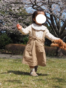 「apres les cours（アプレレクール）のアイテム（ジャンパースカート）」を使った、mknさん（キッズ・80cm）の春コーディネート