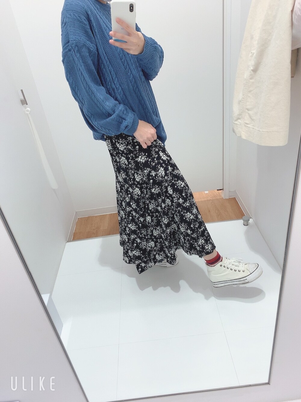 「ootd、低身長、スニーカーコーデ、おしゃれさんと繋がりたい、ビッグシルエット、冬のコーデ、ロングスカート、大人かわいい、Kanaji、カンアジ」｜「UNIQLOのプリントマーメイドロングスカート（丈短め77～82cm）（スカート、ブラック系）」を使った、ゆきちさん（レディース・149cm）の冬コーディネートの1枚目の写真