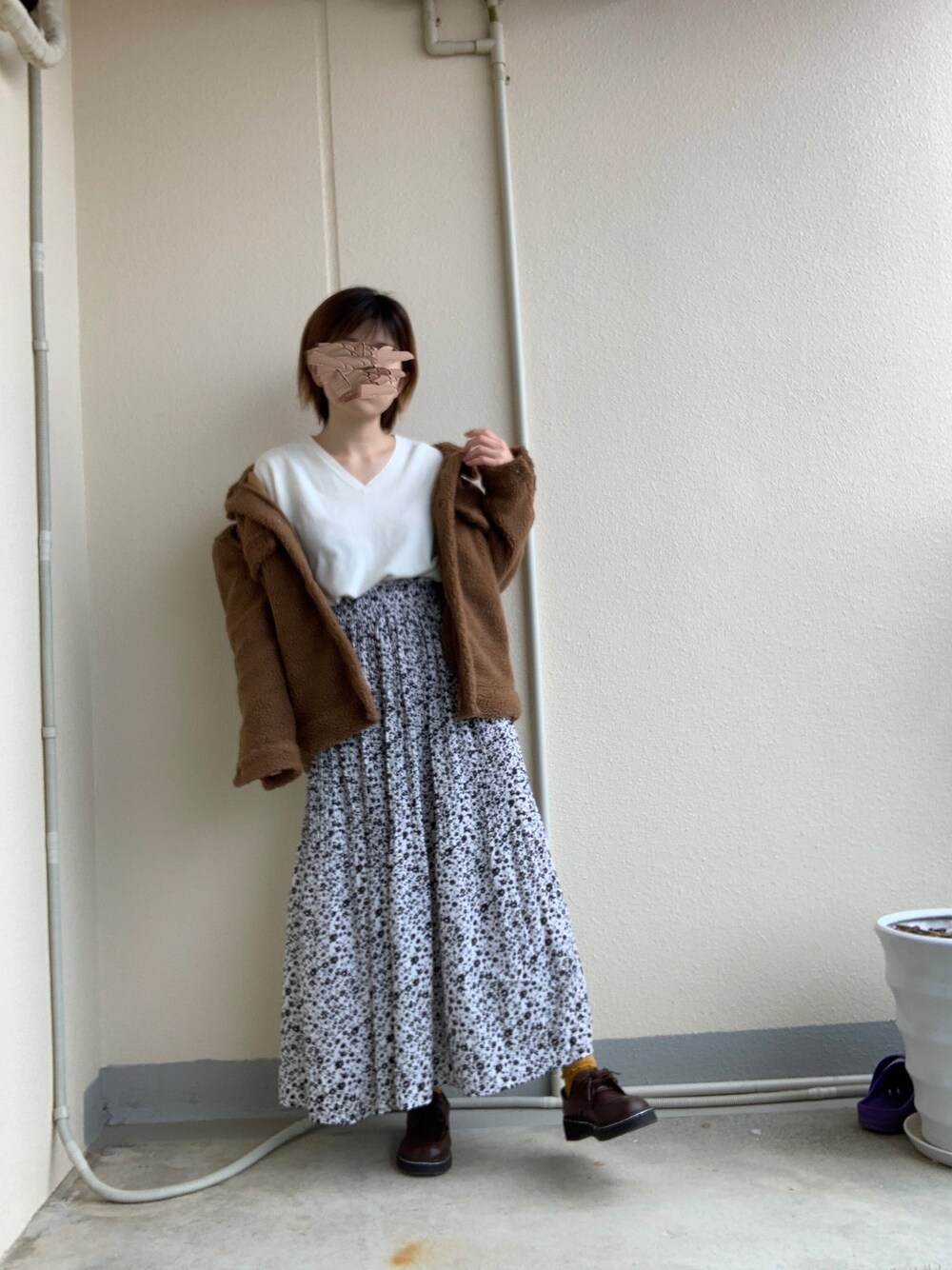 「ボアジャケット、カンアジ、Kanaji、あなたに似合うコーディネートが必ず見つかる、花柄スカート、しまむら、低身長コーデ、ローファー×靴下、カジュアル、大人ガーリー」｜「GORGEのアイテム（ニット/セーター、ホワイト系）」を使った、ゆきちさん（レディース・149cm）の春コーディネートの1枚目の写真