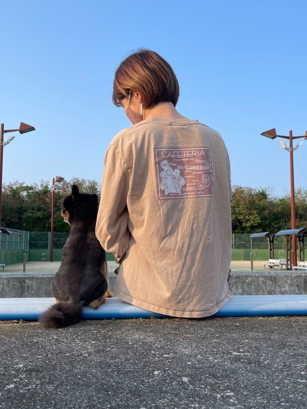 「犬の散歩、低身長、低身長コーデ、ゆるコーデ、ラクチンコーデ、オーバーサイズ、WEGO、WEGOコーデ、メンズライク、プチプラ」｜「WEGOのアイテム（Tシャツ/カットソー、ブラウン系）」を使った、ゆきちさん（レディース・149cm）の春コーディネートの1枚目の写真