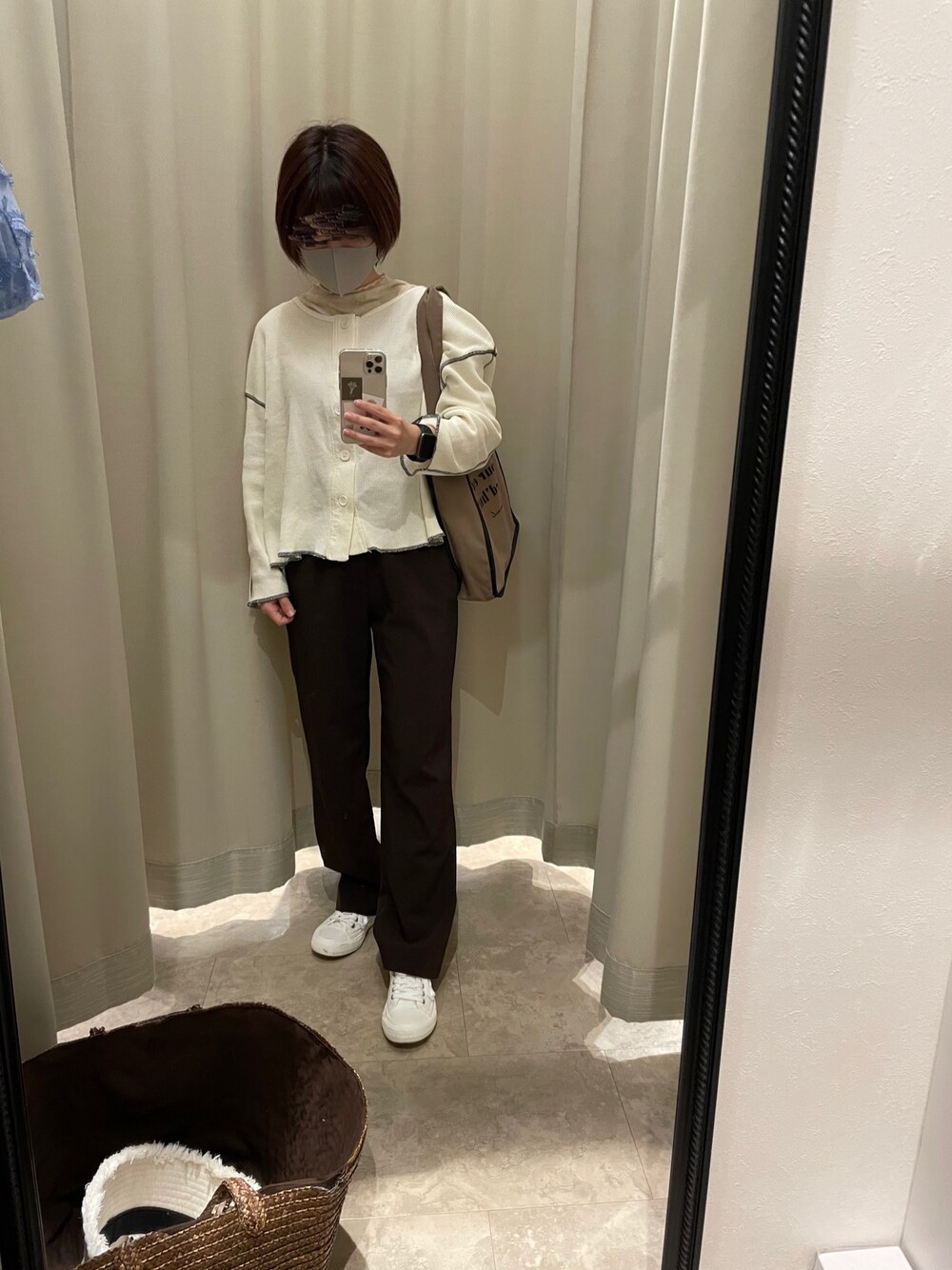 「休日スタイル、オトナ女子、低身長、低身長コーデ、低身長女子、低身長スタイルアップ、しまむら、しまむらコーデ、ブラウンコーデ、カラーパンツ」｜「しまむらのアイテム（ニット/セーター、ホワイト系）」を使った、ゆきちさん（レディース・149cm）の春コーディネートの1枚目の写真
