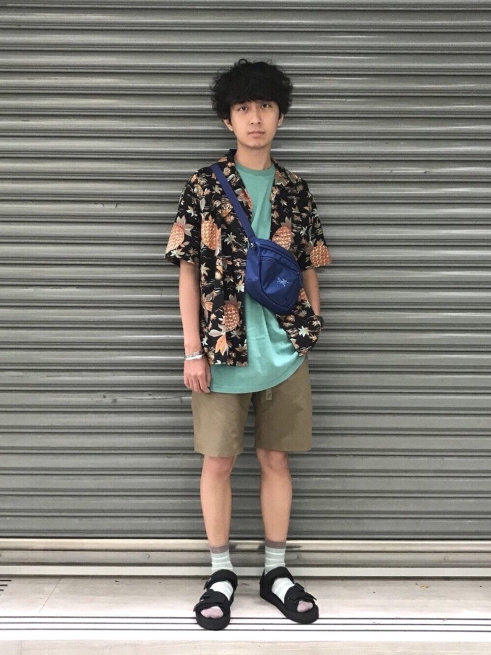 「BEAMS」｜「ARC'TERYXのアイテム（ボディバッグ/ウエストポーチ、ブルー系）」を使った、HUNGさん（メンズ・170cm）の夏コーディネートの1枚目の写真