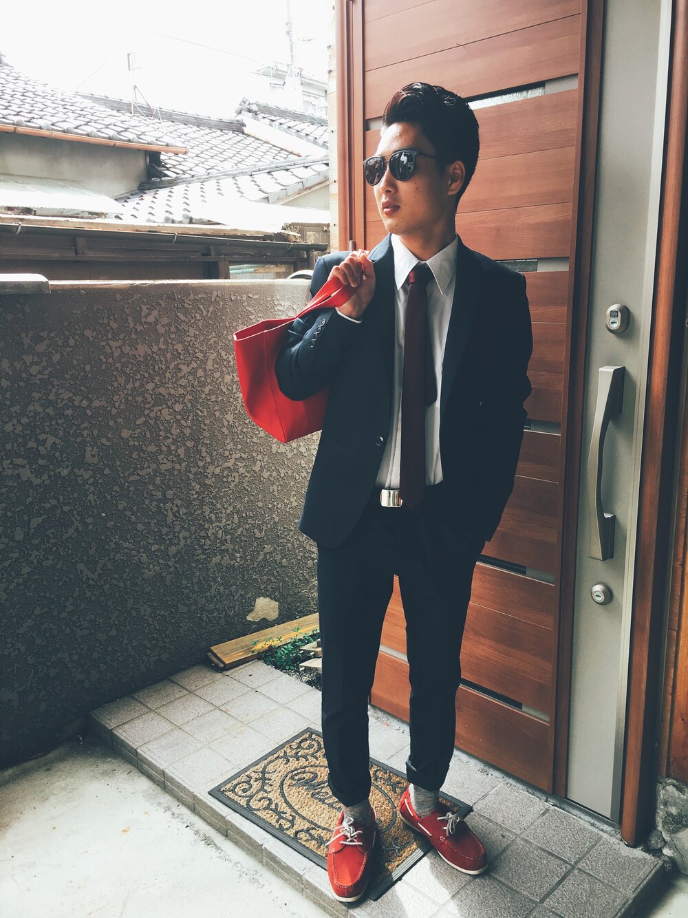 「Christian Louboutinのアイテム（バッグ、レッド系）」を使った、Ryokiさん（メンズ・167cm）の春コーディネートの1枚目の写真