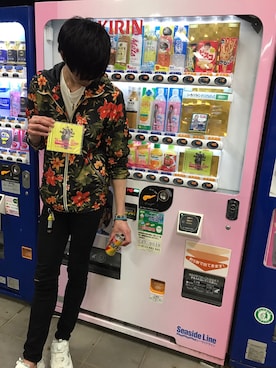 「アイテム（バングル/リストバンド）」を使った、モノトーンたまらんさん（メンズ・185cm・20代）の春コーディネート