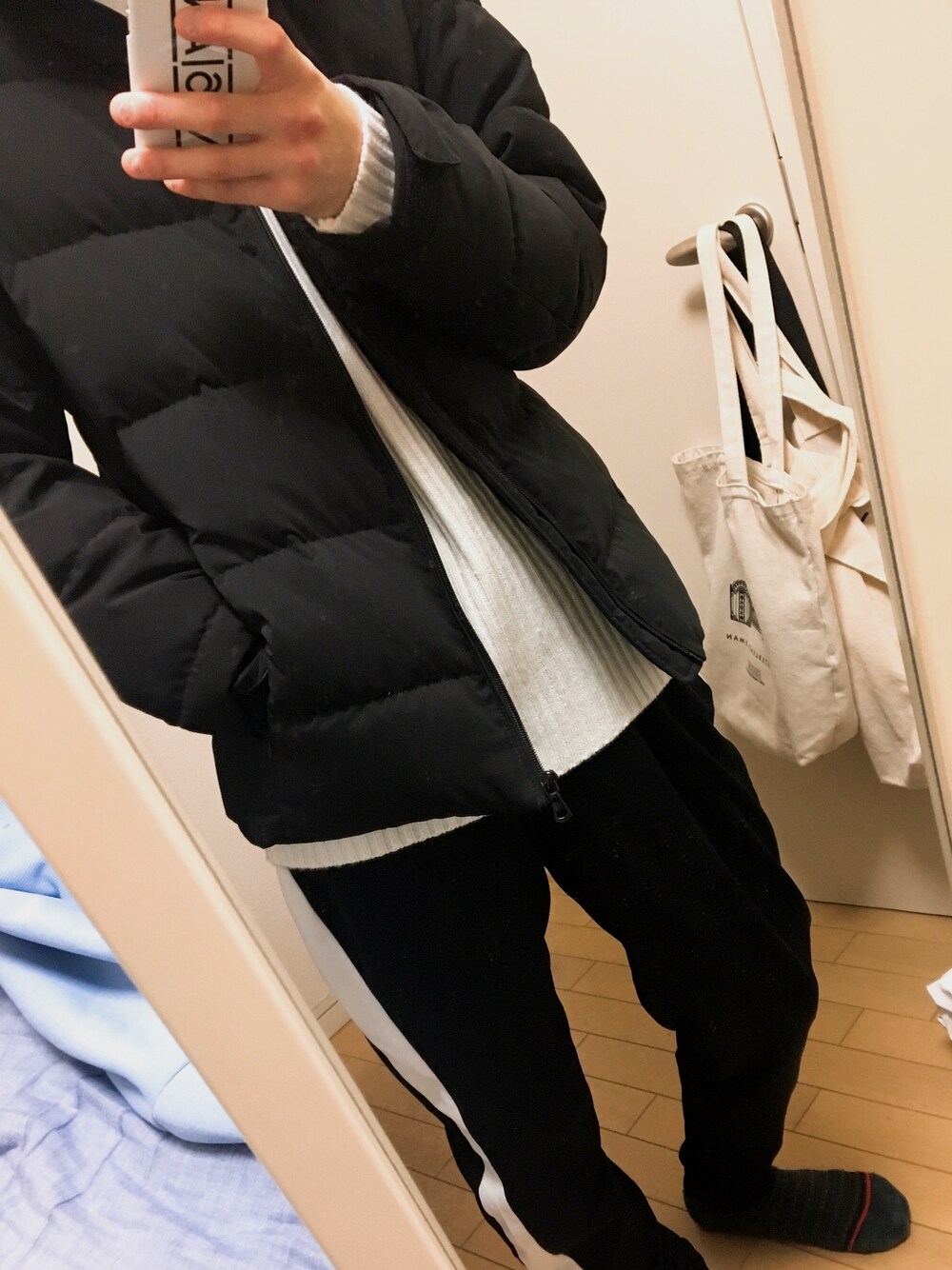 「シンプルコーデ、モノトーンコーデ、ダウンコーデ」｜「UNIQLOのシームレスダウンパーカ（ダウンベスト、ブラック系）」を使った、ぽぴーさん（メンズ・165cm）の冬コーディネートの1枚目の写真