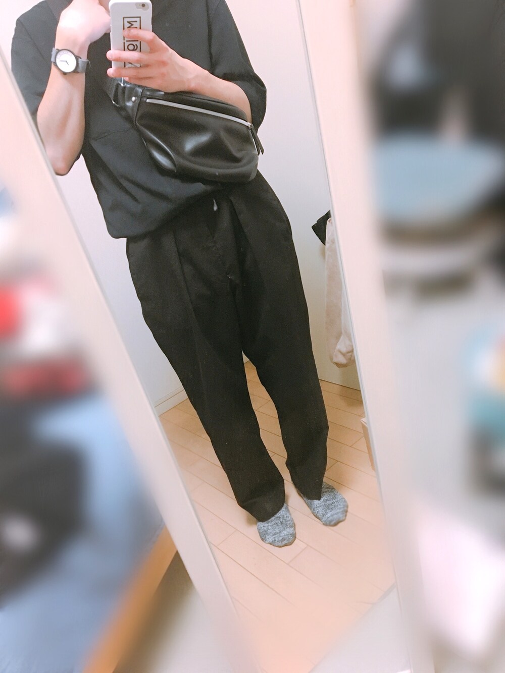 「シンプルコーデ、ブラック、全身黒、タックイン、ワイドパンツ、リドム、お洒落さんとつながりたい」｜「TabioのTabio MEN/ スペック1×1リブベタソックス（ソックス/靴下、グレー系）」を使った、ぽぴーさん（メンズ・165cm）の春コーディネートの1枚目の写真