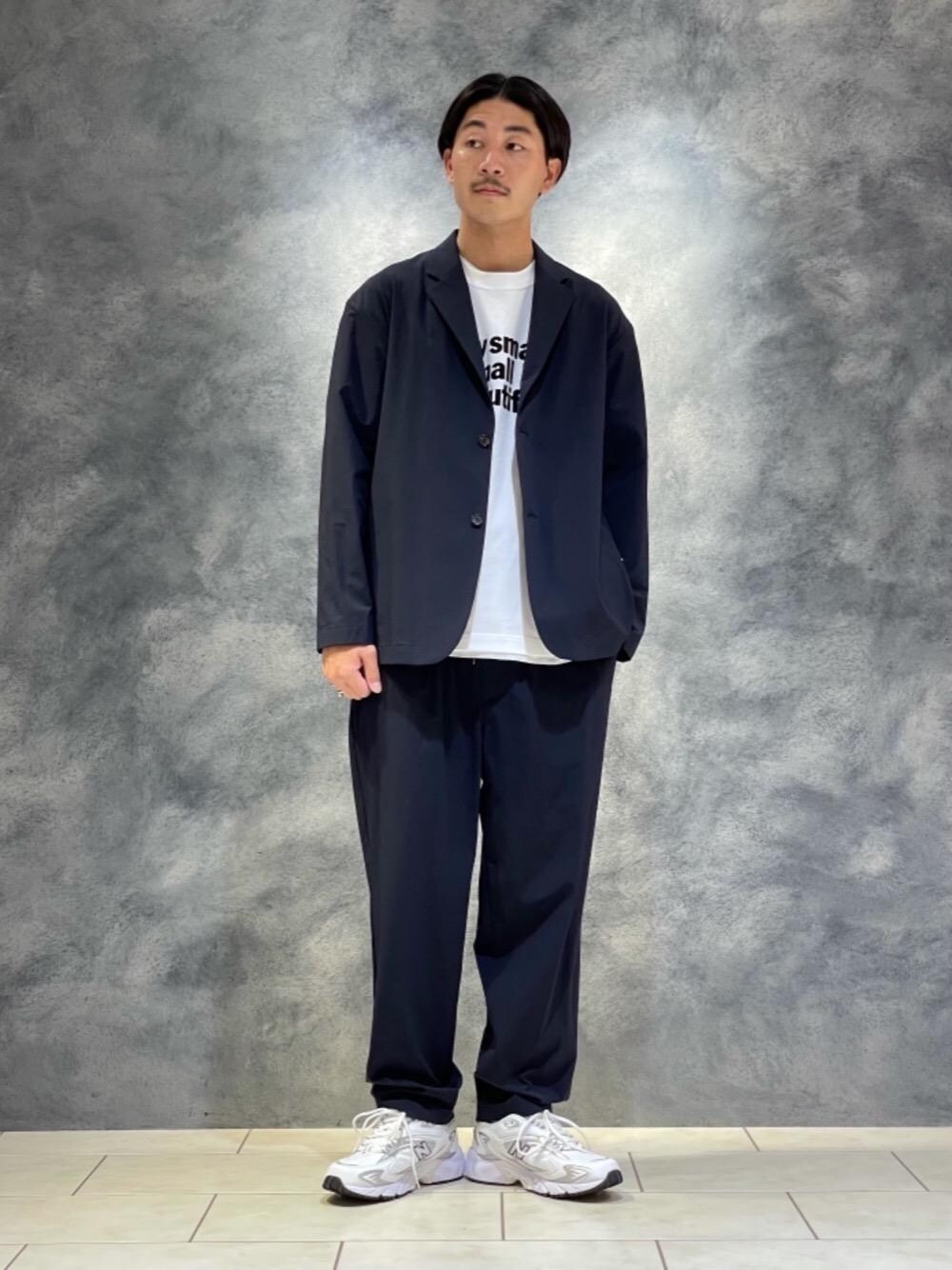 ブルー系のその他パンツ、ブルー系のテーラードジャケット、ホワイト系のスニーカーを着用したメンズの秋コーディネートの1枚目の写真