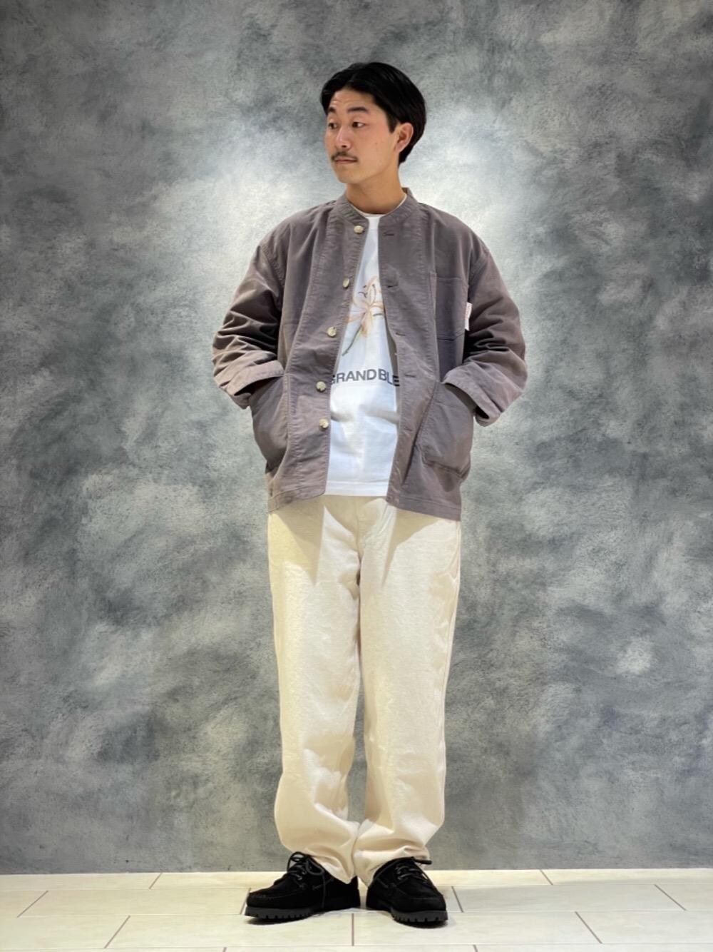 ホワイト系のデニムパンツ、ブラック系のモカシン/デッキシューズ、グレー系のカバーオールを着用したメンズの秋コーディネートの1枚目の写真