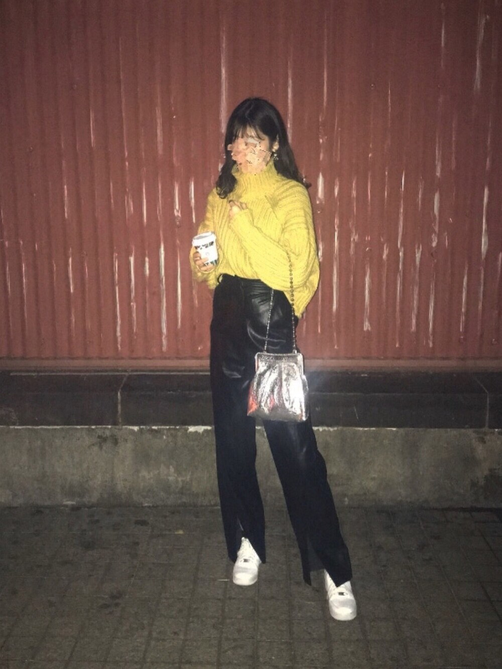 「赤レンガ倉庫、横浜、シンプルコーデ、シンプル、レザーパンツ、レザー、ワイドパンツ、大人女子、大人カジュアル、スニーカー、スニーカーコーデ、NIKE、NIKE AIR MAX、イエロー、秋コーデ」｜「NIKEの【Nike】Air Force 1 ’07 Shoes（スニーカー、ホワイト系）」を使った、yuさん（レディース・168cm）の秋コーディネートの1枚目の写真
