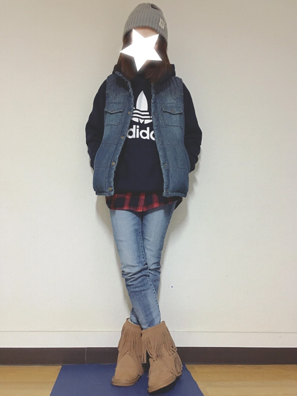 ブルー系のベスト、ブルー系のパーカー、レッド系のシャツ/ブラウスを着用したレディースの冬コーディネートの1枚目の写真