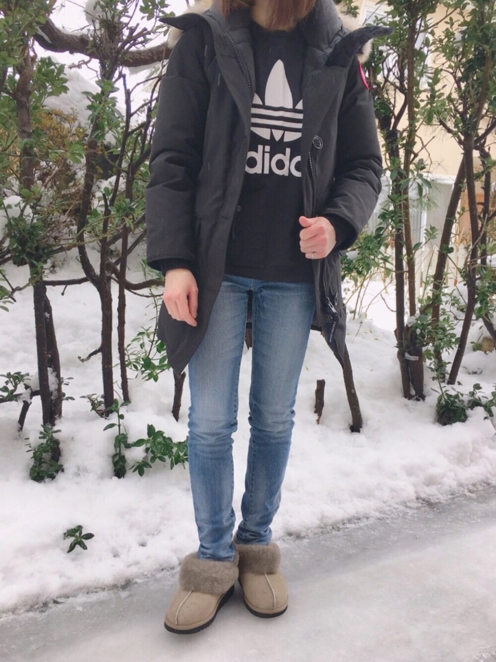 ブラック系のダウンジャケット/コート、ブラック系のTシャツ/カットソー、ブルー系のデニムパンツを着用したレディースの冬コーディネートの1枚目の写真