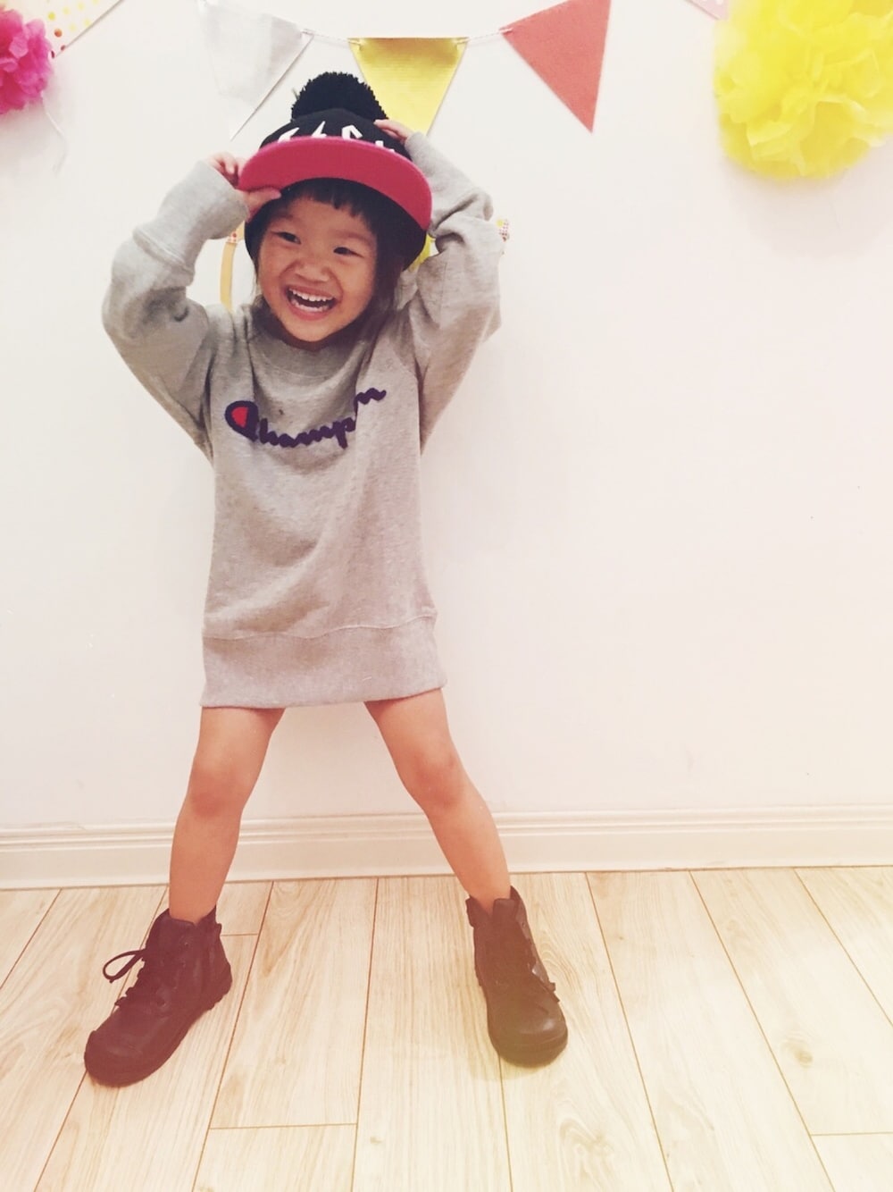 「Championのアイテム（Tシャツ/カットソー、グレー系）」を使った、Ruru Chouさん（キッズ・90cm）の春コーディネートの1枚目の写真