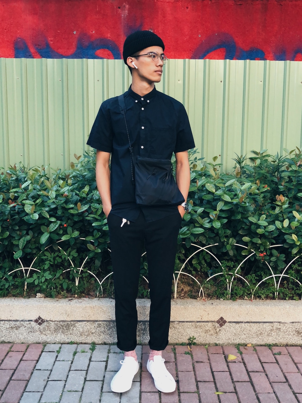 「oqLiqのアイテム（メッセンジャーバッグ、ブラック系）」を使った、jasonch1uuさん（メンズ・181cm）の夏コーディネートの1枚目の写真