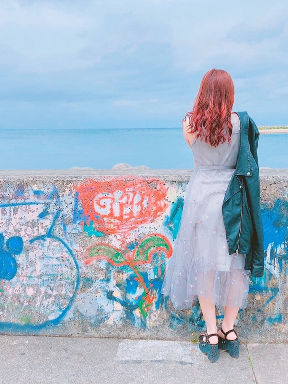 「夏、夏コーデ、グレー、ワンピース、ノースリーブ、summer、沖縄」｜「dazzlinのシアーフラワーティアードドレス（ドレス、グレー系）」を使った、桜野羽咲さん（レディース・157cm）の夏コーディネートの1枚目の写真