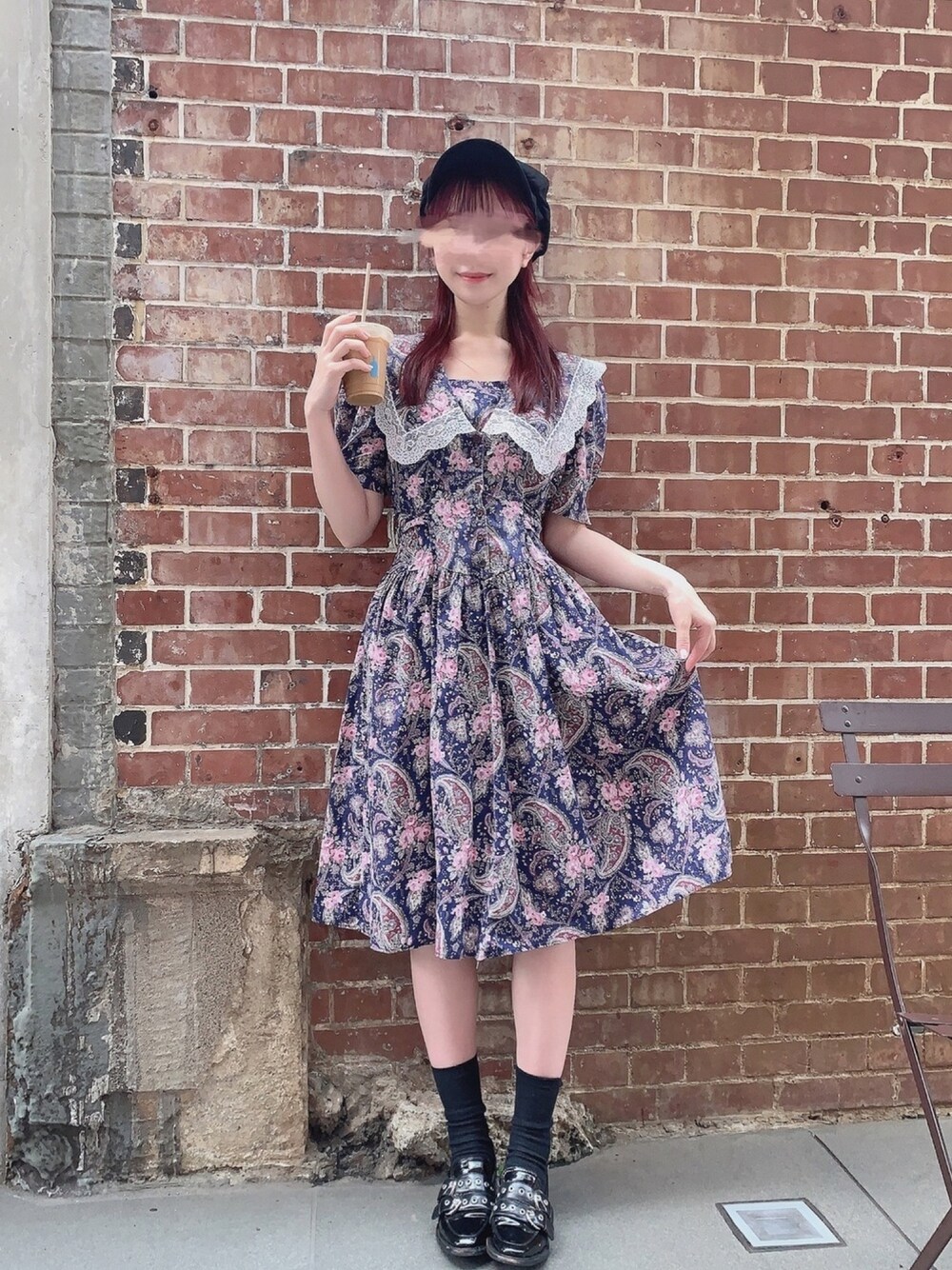 ブラック系のローファー、ブルー系のワンピースを着用したレディースの秋コーディネートの1枚目の写真