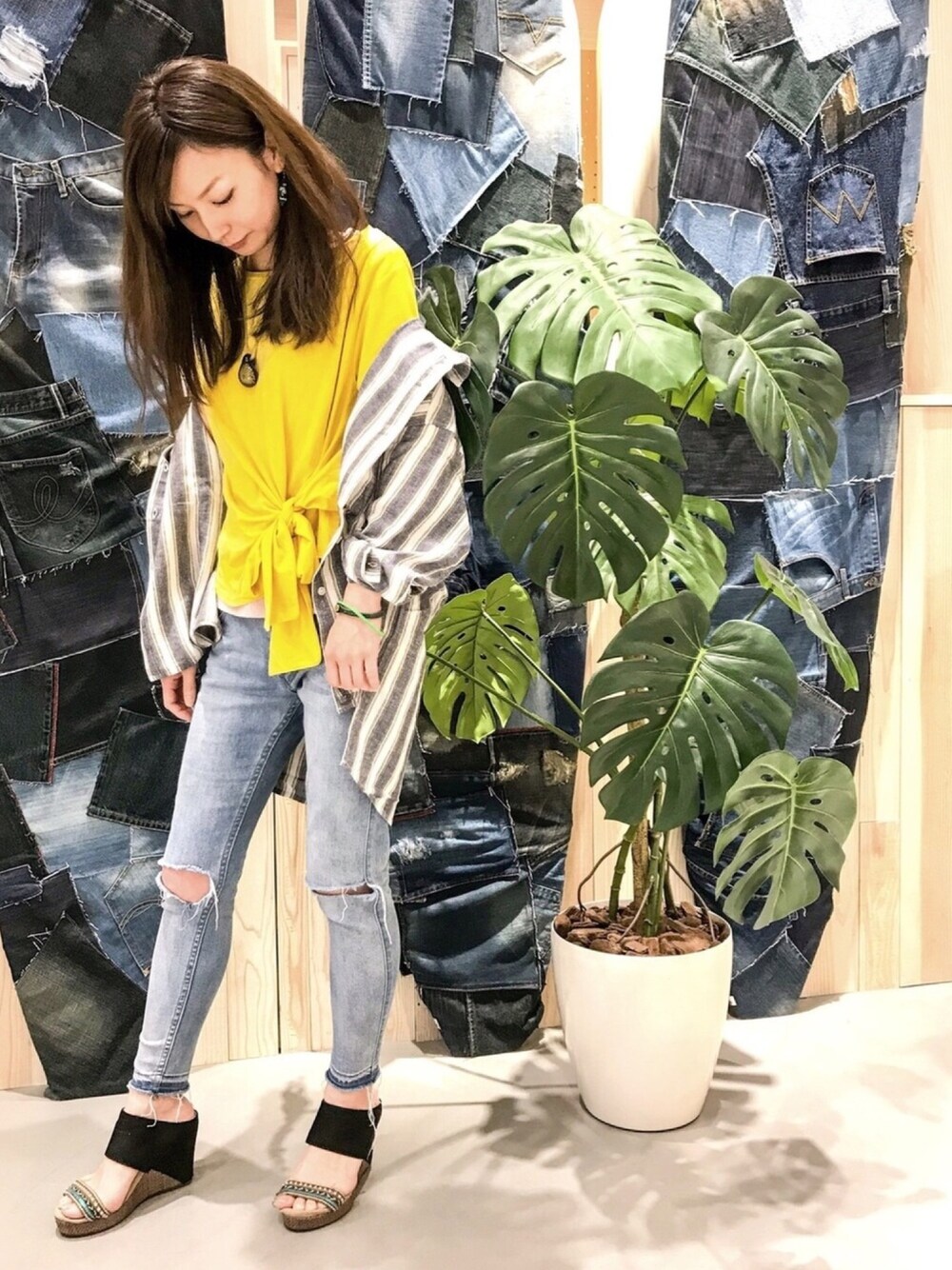 ブルー系のデニムパンツ、グリーン系のシャツ/ブラウス、イエロー系のシャツ/ブラウスを着用したレディースの春コーディネートの1枚目の写真