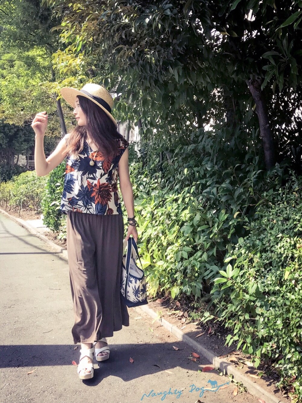 「シンプル、夏、大人カジュアル、ガウチョパンツ、シンプルコーデ、夏コーデ、オトナカジュアル、ノーティードッグ、naughty dog」｜「Naughty dogの【Naughty　Dog】カットガウチョパンツ（その他パンツ、グリーン系）」を使った、HAJIME ABEさん（レディース・160cm）の夏コーディネートの1枚目の写真