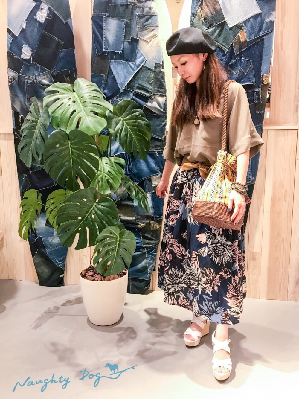 ブラック系のハンチング/ベレー帽を着用したレディースの夏コーディネートの1枚目の写真