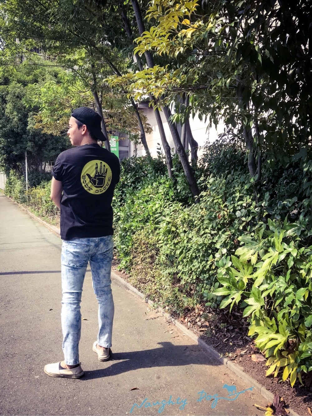 「ジーンズ、夏、Tシャツ、summer、大人カジュアル、夏コーデ、オトナカジュアル、ノーティードッグ、naughty dog」｜「Naughty dogのストレッチダメージスキニ（デニムパンツ、ブルー系）」を使った、HAJIME ABEさん（メンズ・176cm）の夏コーディネートの1枚目の写真