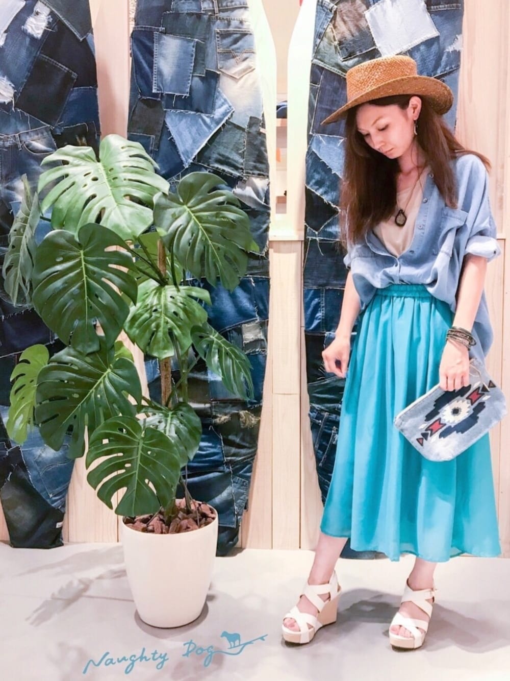 グリーン系のスカート、ブルー系のシャツ/ブラウスを着用したレディースの夏コーディネートの1枚目の写真