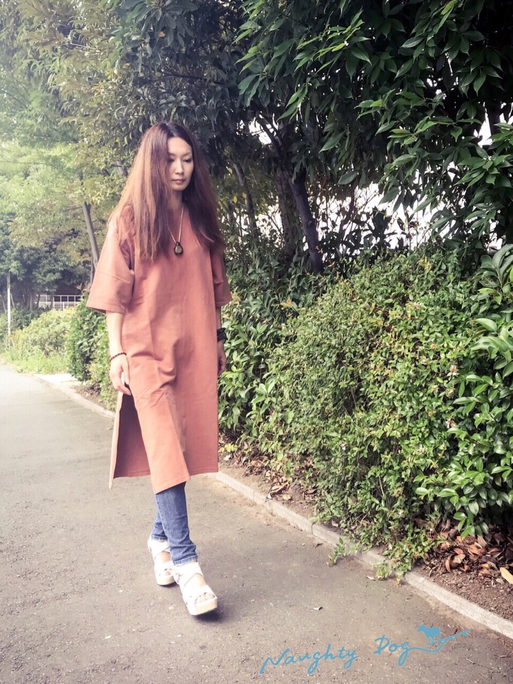 ブラウン系のワンピース/ドレスを着用したレディースの夏コーディネートの1枚目の写真