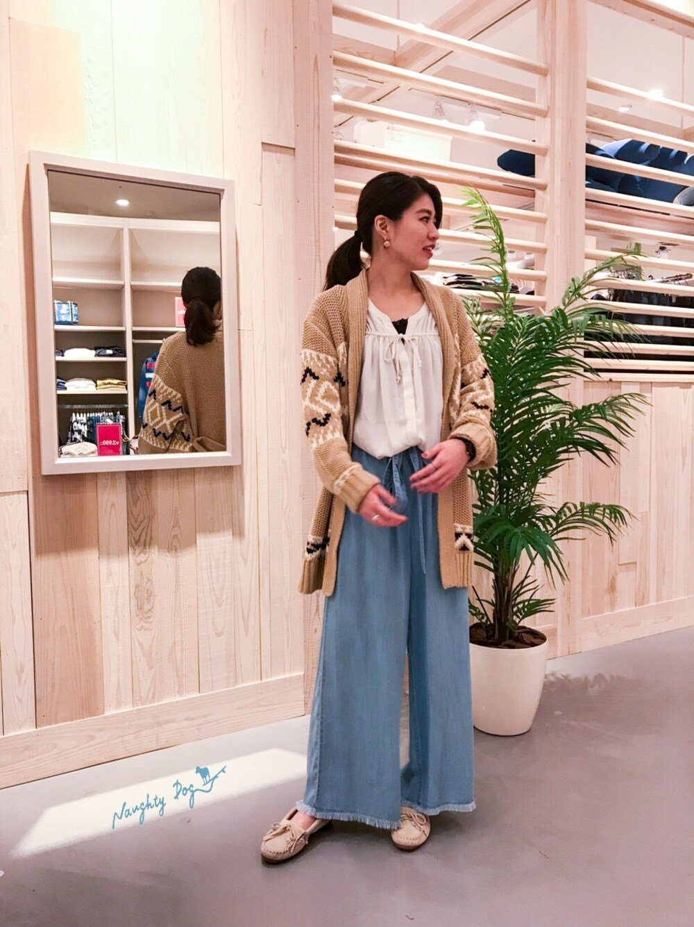 「カーディガン、冬コーデ、大人カジュアル、ワイドパンツ、冬、ゆるコーデ、オトナカジュアル、ノーティードッグ、naughty dog」｜「Naughty dogの【Naughty Dog】楊柳スモック（シャツ/ブラウス、ブルー系）」を使った、HAJIME ABEさん（レディース・165cm）の秋コーディネートの1枚目の写真