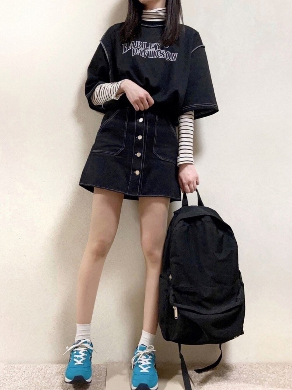 ブラック系のTシャツ/カットソー、ホワイト系のトップス、ブラック系のスカートを着用したレディースの春コーディネートの1枚目の写真