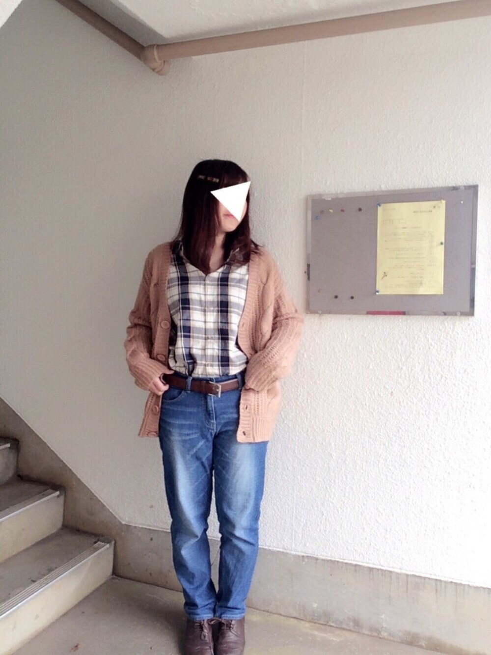 ベージュ系のシャツ/ブラウス、ブルー系のデニムパンツ、ピンク系のカーディガン/ボレロを着用したレディースの冬コーディネートの1枚目の写真