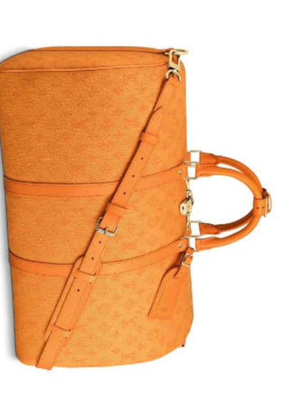 オレンジ系のボストンバッグを着用したレディースの春コーディネートの1枚目の写真