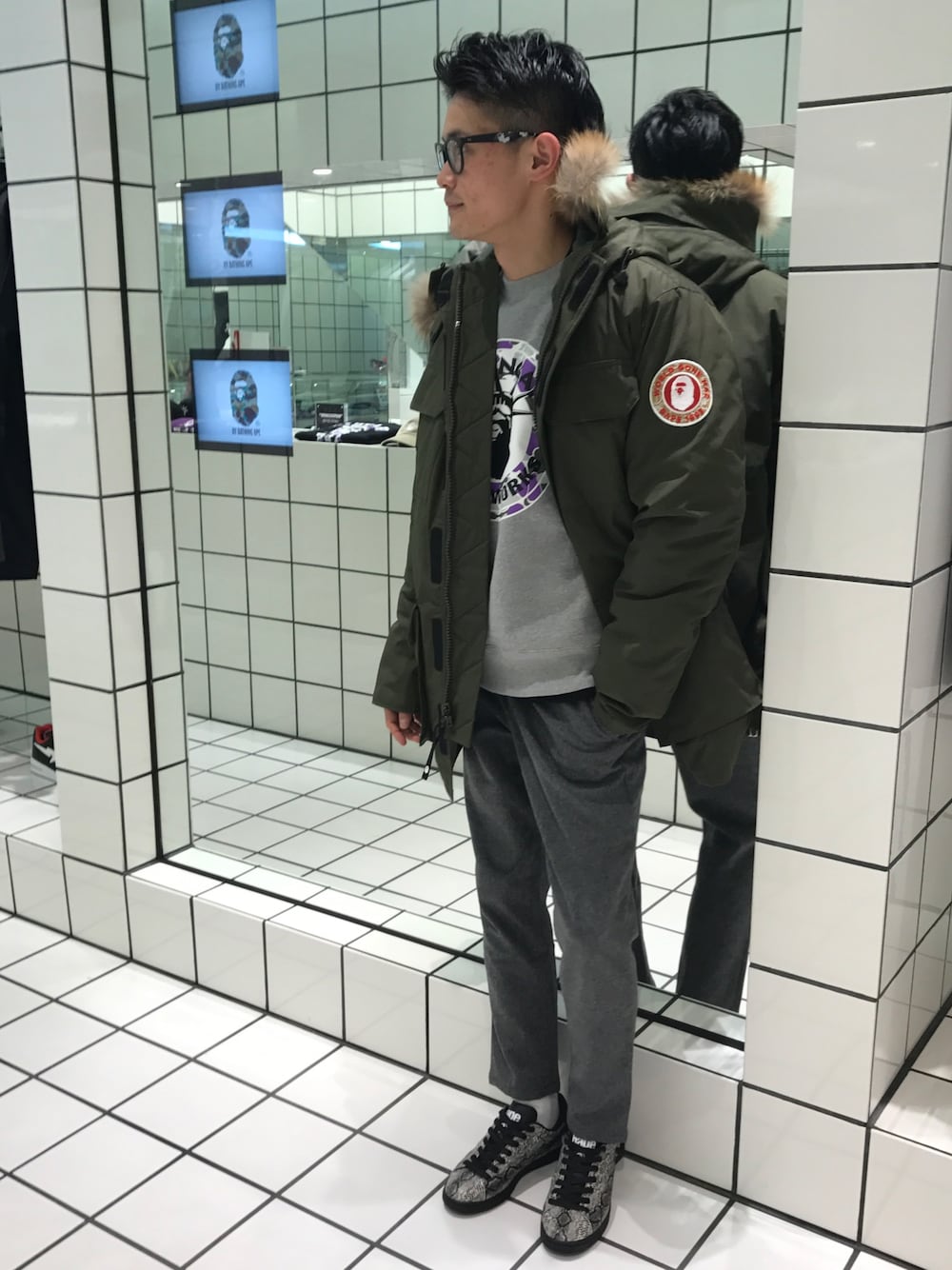 「A BATHING APE、Bape、イージーパンツ、グレー、スニーカー、冬コーデ、めがね、ファージャケット」｜「A BATHING APEの 【A BATHING APE EYEWEAR】GLASSES 07（メガネ、ブラック系）」を使った、児玉 洋介さん（メンズ・176cm）の冬コーディネートの1枚目の写真