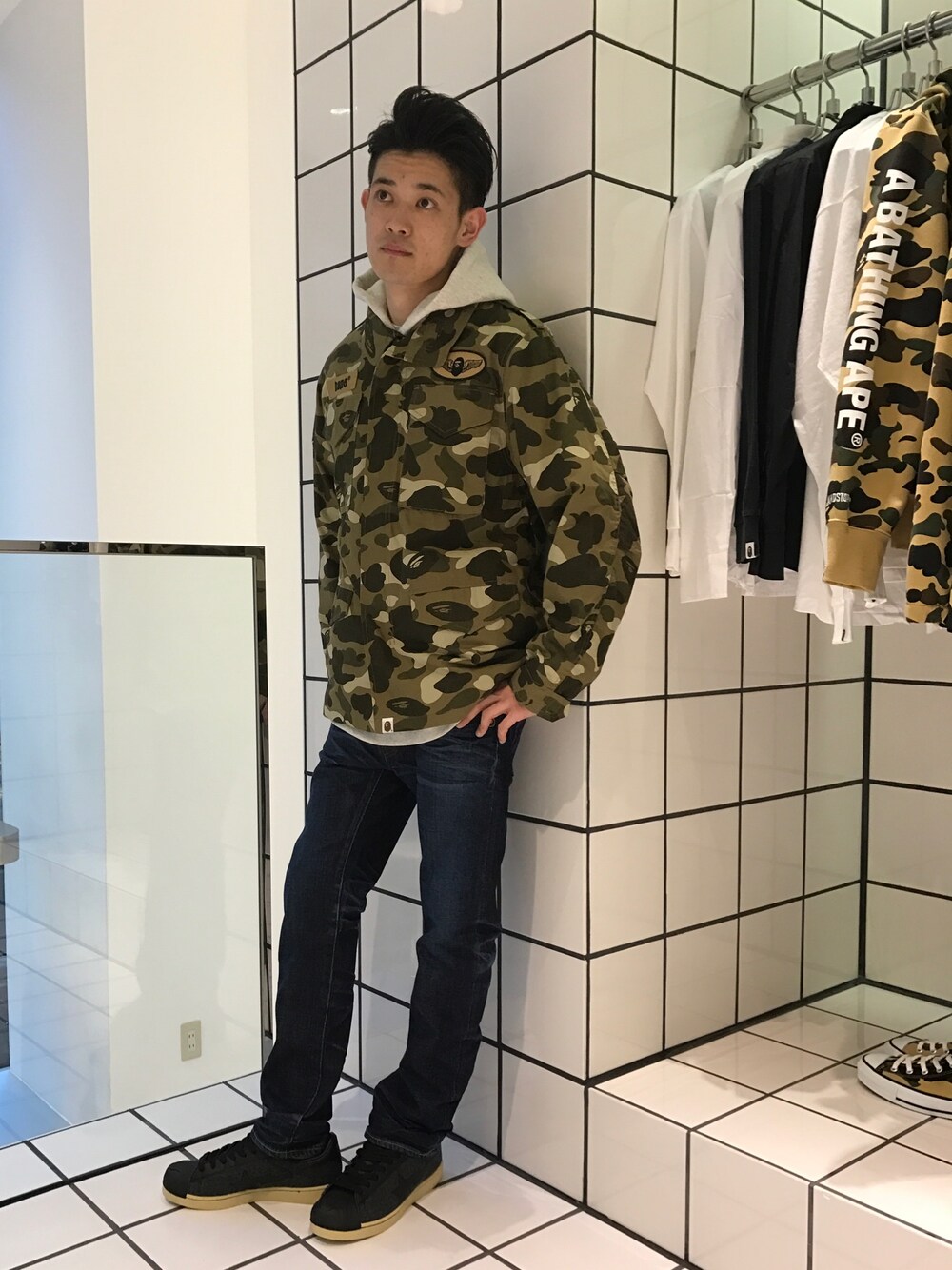 「Bape、A BATHING APE、迷彩、ルーズ、レイヤードスタイル、ウォッシュデニム、シャーク」｜「A BATHING APEのBAPE LONG PULLOVER HOODIE	（パーカー、ホワイト系）」を使った、児玉 洋介さん（メンズ・176cm）の冬コーディネートの1枚目の写真