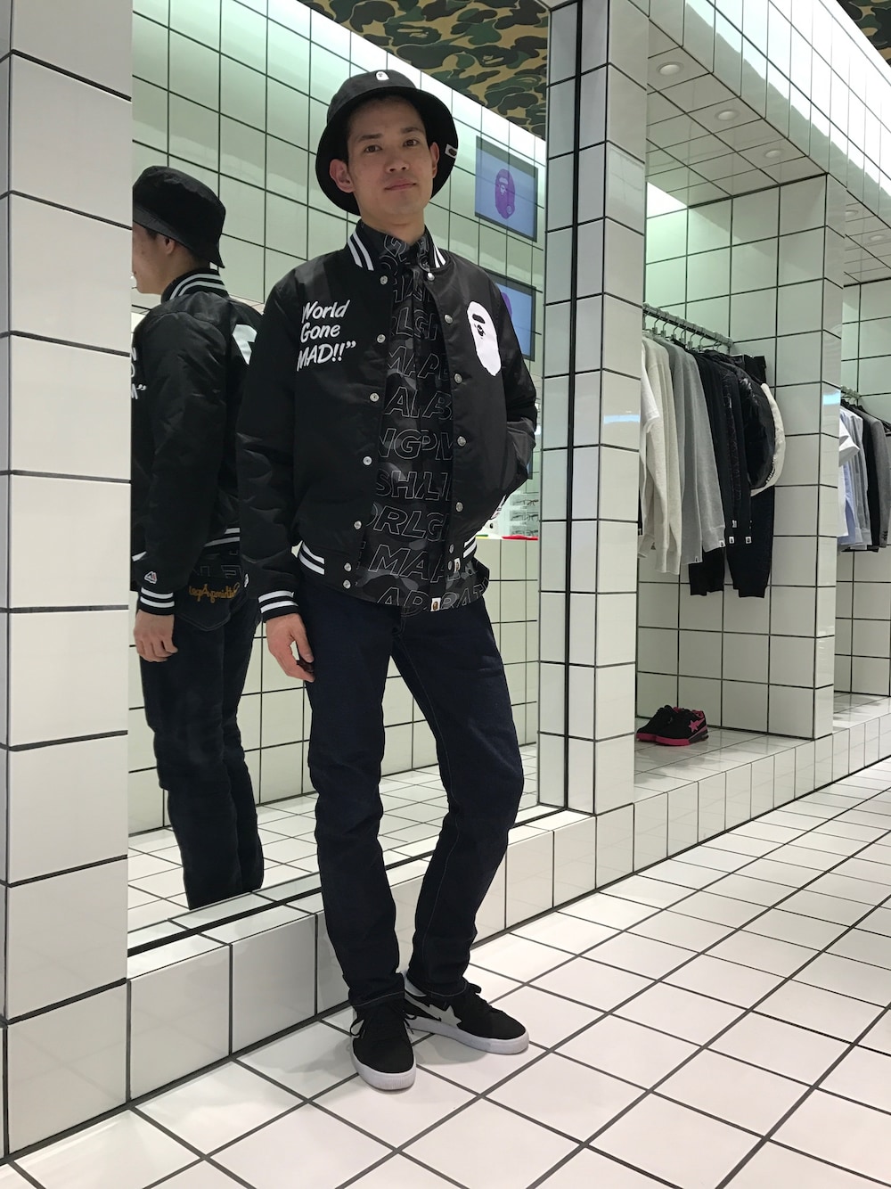 「ブラックコーデ、A BATHING APE、Bape、Majestic、バケットハット、ストレッチデニム、ボタンダウンシャツ、迷彩」｜「A BATHING APEのAPE HEAD EMBROIDERY BUCKET HAT（ハット、ブラック系）」を使った、児玉 洋介さん（メンズ・176cm）の冬コーディネートの1枚目の写真