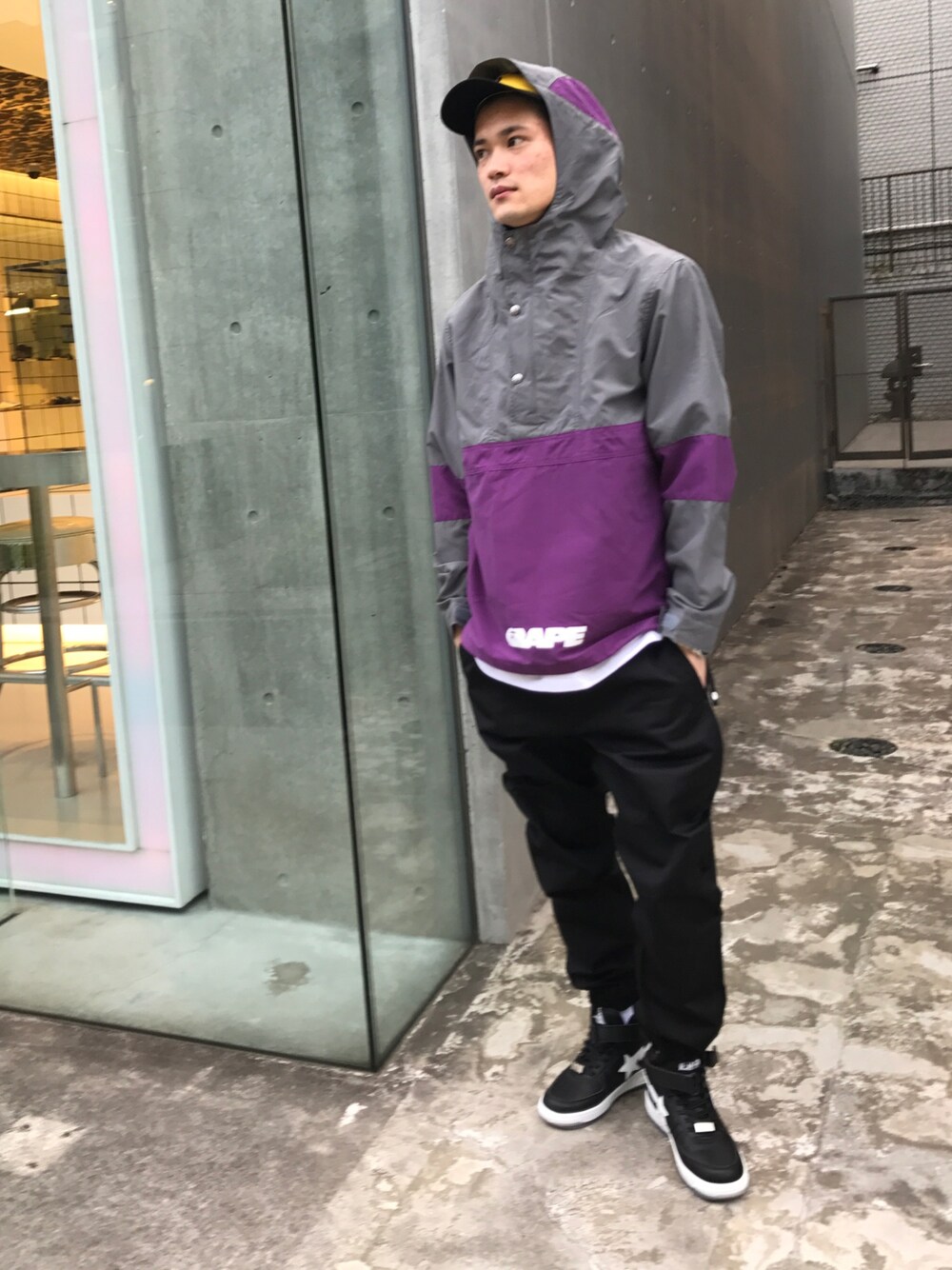 「ラフ、Bape、A BATHING APE、スポーティ、ジョガーパンツ、プルオーバージャケット、ハイカットスニーカー、SHARK」｜「A BATHING APEのCOLOR BLOCK PANEL CAP M（キャップ、イエロー系）」を使った、児玉 洋介さん（メンズ・176cm）の冬コーディネートの1枚目の写真