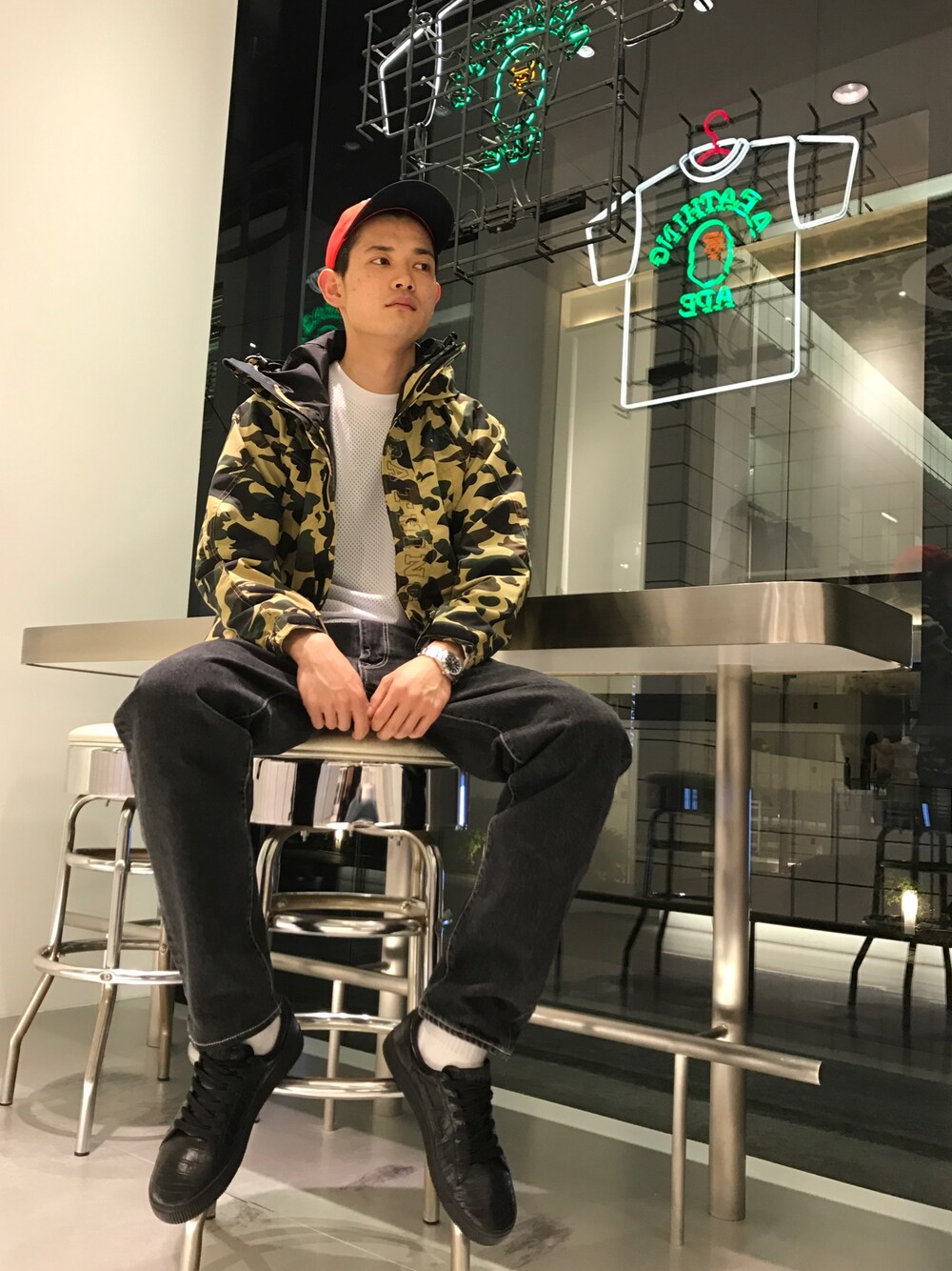 「はるコーデ、デニム、Bape、A BATHING APE、スノーボード、迷彩、メッシュ、ストリート、レザーシューズ」｜「A BATHING APEのCOLOR BLOCK PANEL CAP M（キャップ、レッド系）」を使った、児玉 洋介さん（メンズ・176cm）の冬コーディネートの1枚目の写真
