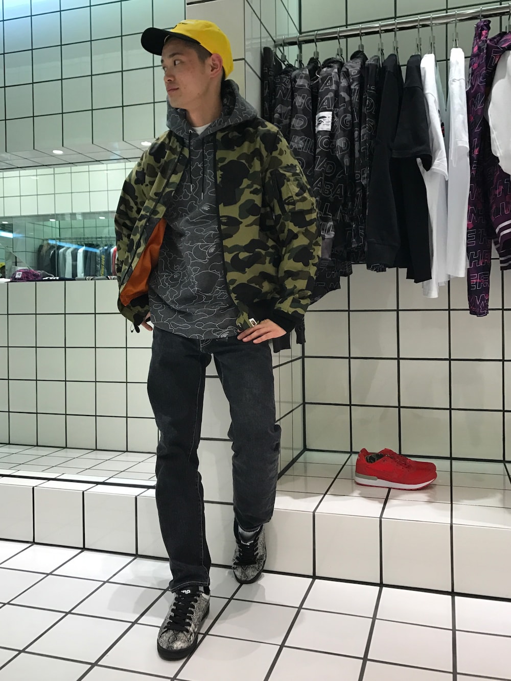 「ストリート、Bape、A BATHING APE、迷彩、サイドスリット、柄×柄、テーパードパンツ」｜「A BATHING APEのCOLOR BLOCK PANEL CAP M（キャップ、イエロー系）」を使った、児玉 洋介さん（メンズ・176cm）の春コーディネートの1枚目の写真