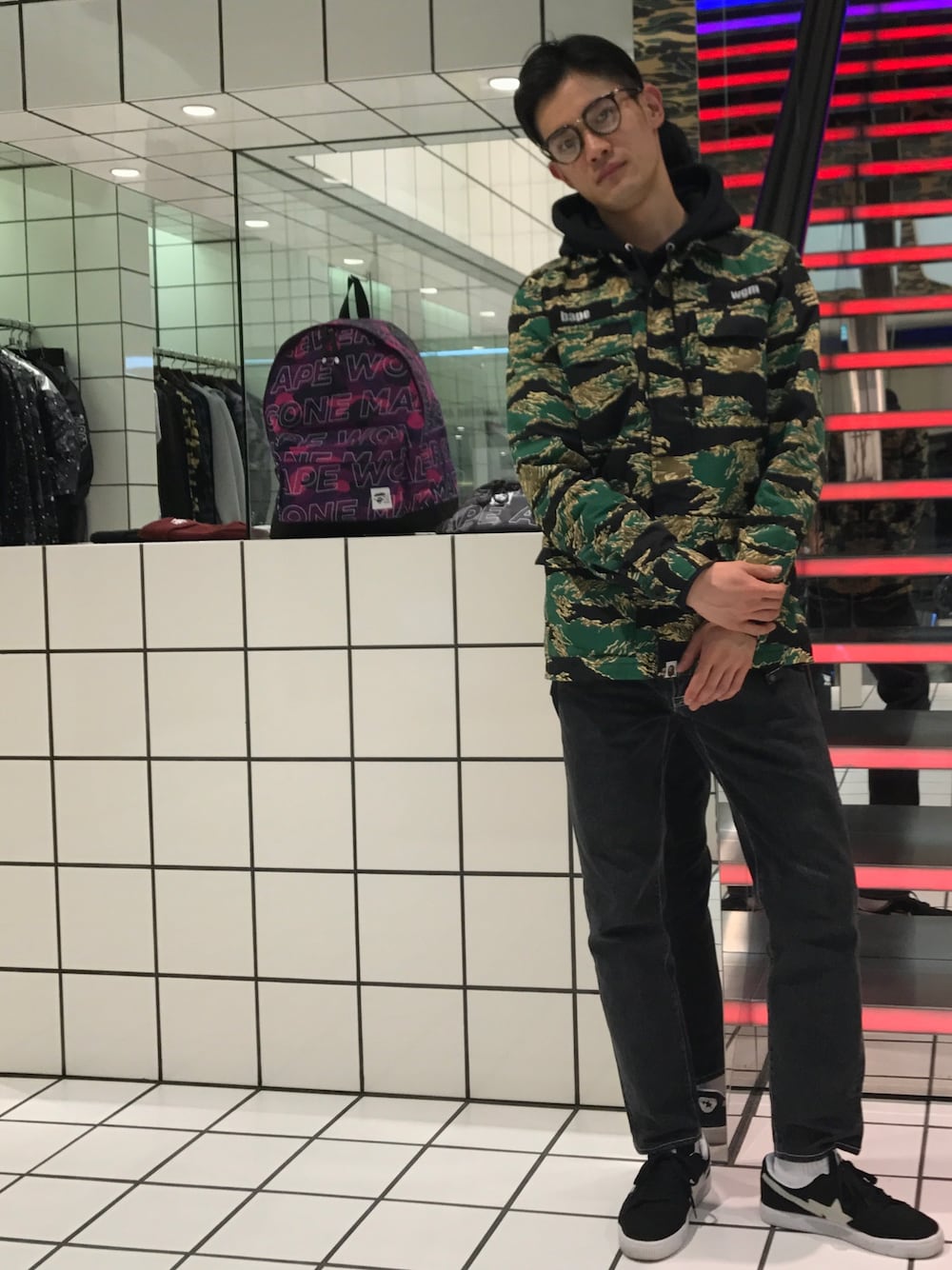 「はるコーデ、Bape、A BATHING APE、迷彩、ミリタリーシャツ、テーパードパンツ、プルオーバーパーカー、ローカットスニーカー」｜「A BATHING APEの【A BATHING APE EYE WEAR COLLECTION】OPTICAL FRAME 8（ストール/ショール、グリーン系）」を使った、児玉 洋介さん（メンズ・176cm）の春コーディネートの1枚目の写真
