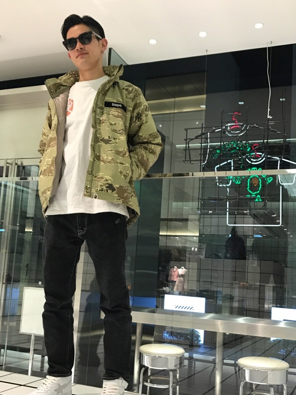 「ストリート、A BATHING APE、Bape、タイガーカモ、迷彩、テーパードパンツ、ミッドカットスニーカー、マーブル、白Tシャツ、和柄」｜「A BATHING APEのTIGER CAMO MILITARY JACKET M	（ミリタリージャケット、ベージュ系）」を使った、児玉 洋介さん（メンズ・176cm）の春コーディネートの1枚目の写真