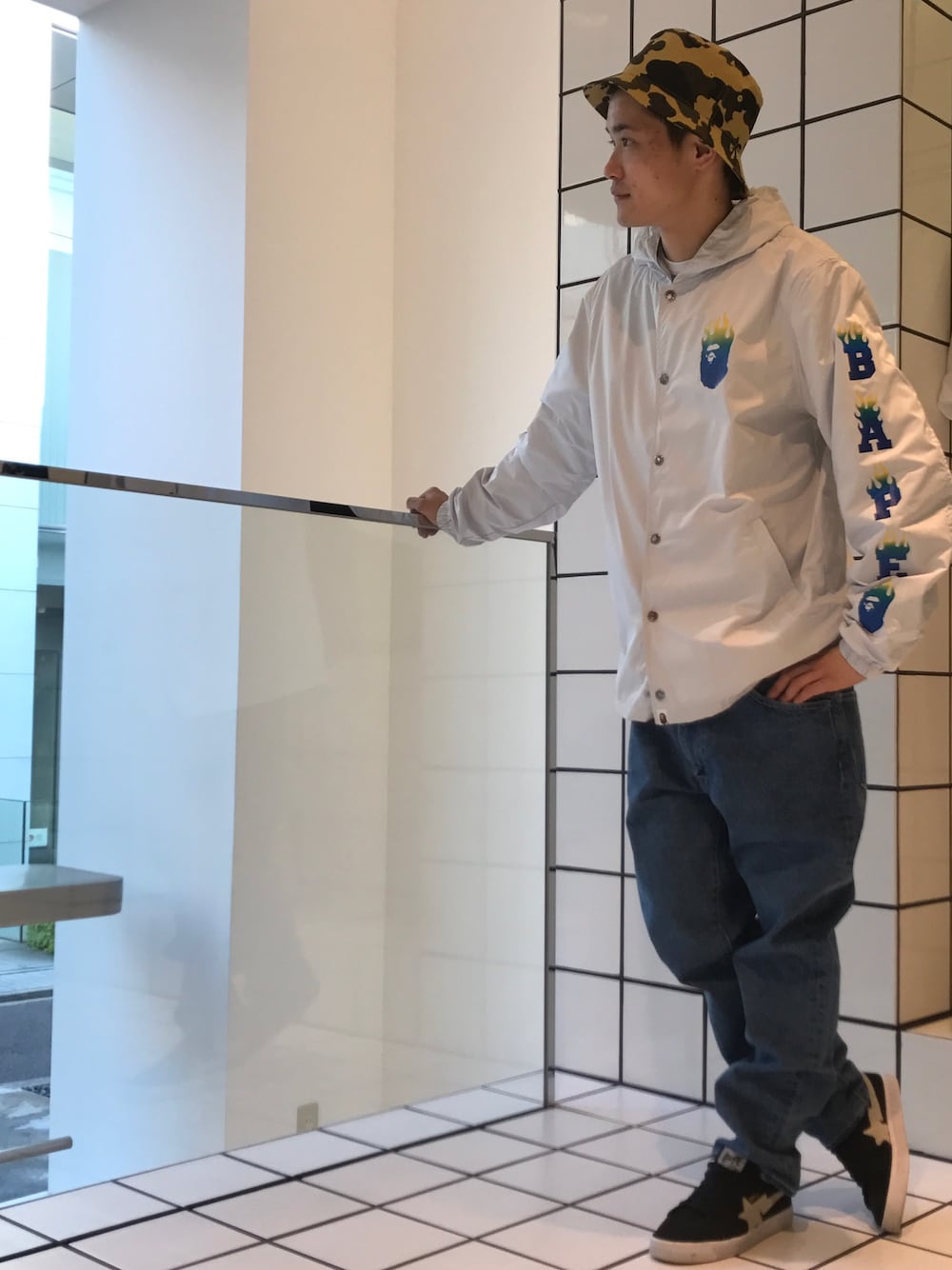 「Bape、A BATHING APE、オールドスクール、ウォッシュデニム、コーチジャケット、バケットハット、迷彩、春」｜「A BATHING APEの1ST CAMO BUCKET HAT M（ハット、イエロー系）」を使った、児玉 洋介さん（メンズ・176cm）の春コーディネートの1枚目の写真